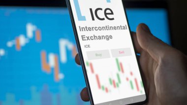 Atlanta, Georgia 'da. Bir değiş tokuş ekranındaki Kıtalararası Değişim logosuna yaklaş. Kıtalararası Borsa Fiyat Hisseleri, bir cihazda ICE $.