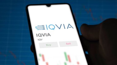 Durham, Kuzey Carolina. Bir değiş tokuş ekranındaki IQVIA logosuna yaklaş. IQVIA hisse senetleri, bir cihazda IQV $.