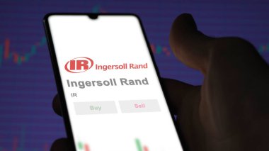 Davidson, Kuzey Carolina. Bir değiş tokuş ekranında Ingersoll Rand 'in logosuna yaklaş. Ingersoll Rand hisse senetleri, bir cihaza IR $.