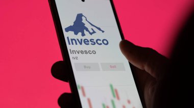 Atlanta, Georgia 'da. Bir değiş tokuş ekranında Invesco 'nun logosuna yaklaş. Invesco hisse senetleri, IVZ $bir aygıt üzerinde.