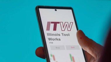 Glenview, Illinois 'de. Bir değiş tokuş ekranındaki Illinois Araç İşlerinin logosuna yaklaş. Illinois Tool Works hisse senetleri, bir cihaz için ITW $.