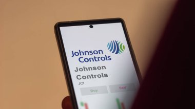 Mantar, İrlanda. Değiş tokuş ekranındaki Johnson Controls logosuna yaklaş. Johnson hisse senetlerini ve JCI 'ı kontrol ediyor..