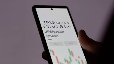 New York, New York. Değiş tokuş ekranındaki JPMorgan Chase logosuna yaklaş. JPMorgan Chase hisse senedi fiyatları, bir cihazda JPM $.