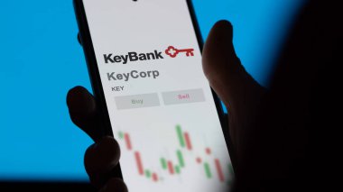 Cleveland, Ohio 'da. Takas ekranındaki KeyCorp logosuna yaklaş. KeyCorp hisse senetleri, bir cihazın anahtarı..