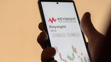 Santa Rosa, Kaliforniya. Takas ekranındaki Keysight logosuna yaklaş. Anahtar görüşlü hisse senetleri, bir cihazda $KEYS.