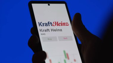 Chicago, Illinois, Pittsburgh, Pennsylvania. Değiş tokuş ekranında Kraft Heinz 'ın logosuna yaklaş. Kraft Heinz hisse senetleri, KHC $bir aygıt üzerinde.