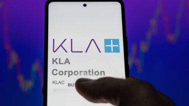 Milpitas, Kaliforniya. Bir değiş tokuş ekranında KLA Şirketi 'nin logosuna yaklaş. KLA Şirketi hisse senetleri, KLAC $bir aygıt üzerinde.