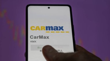 Richmond, Virginia. Değiş tokuş ekranındaki CarMax logosuna yaklaş. CarMax hisse senetleri, KMX $bir aygıt üzerinde.