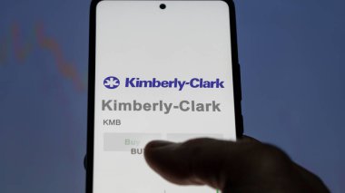 Irving, Teksas. Bir değiş tokuş ekranında Kimberly-Clark 'ın logosuna yaklaş. Kimberly-Clark hisse senetleri, KMB $bir aygıt üzerinde.