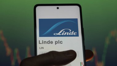 Guildford, Birleşik Krallık. Bir değiş tokuş ekranındaki Linde PLC logosuna yaklaş. Linde plc fiyat hisseleri, bir aygıt üzerinde LIN $.