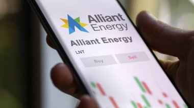 Madison, Wisconsin. Değiş tokuş ekranındaki Alliant Enerji logosuna yaklaş. Alliant Enerji Fiyat Hisseleri, Bir aygıt üzerinde LNT $.