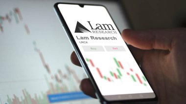 Fremont, Kaliforniya. Bir değiş tokuş ekranındaki Lam Araştırma logosuna yaklaş. Lam Araştırma Fiyat Hisseleri, Bir aygıt üzerinde $LRCX.