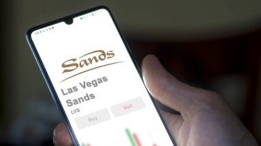Las Vegas, Nevada. Bir değiş tokuş ekranındaki Las Vegas Sands logosuna yaklaş. Las Vegas Sands hisse senedi fiyatları, bir cihazda LVS $.