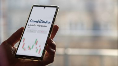 Kartal, Idaho. Lamb Weston 'ın logosuna bir değiş tokuş ekranında yaklaş. Lamb Weston hisse senetleri, bir cihaz için LW $.