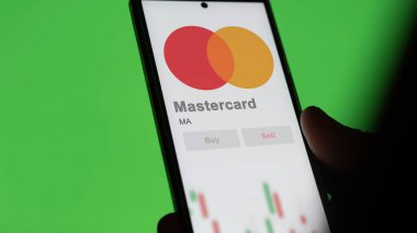 Harrison, New York. Bir değiş tokuş ekranındaki Mastercard 'ın logosuna yaklaş. Mastercard fiyatları, bir aygıt üzerinde MA $.