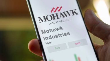 Calhoun, Georgia 'da. Mohawk Endüstri 'nin logosuna yakın çekim bir değiş tokuş ekranında. Mohawk Endüstri hisse senedi fiyatları, bir cihaza $MHK.