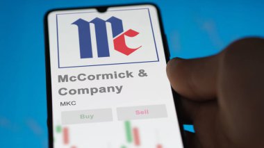 Hunt Vadisi, Maryland. Bir takas ekranındaki McCormick & Company logosuna yaklaş. McCormick & Şirket hisse senetleri, bir aygıta $MKC.