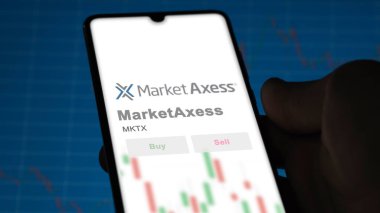 New York, New York. Bir değiş tokuş ekranındaki MarketAxess logosuna yaklaş. MarketAxess hisse senetleri, bir cihaza $MKTX.