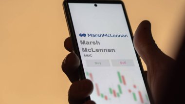 New York, New York. Bir değiş tokuş ekranında Marsh McLennan 'ın logosuna yaklaş. Marsh McLennan hisse senetleri, bir cihazda MMC $.