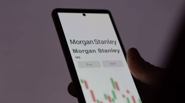 New York, New York. Değiş tokuş ekranındaki Morgan Stanley logosuna yaklaş. Morgan Stanley hisse senedi fiyatları, bir cihazda MS $.
