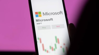 Redmond, Washington. Takas ekranındaki Microsoft logosuna yaklaş. Microsoft fiyat hisseleri, bir aygıtta $MSFT.