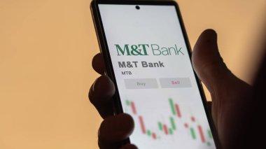 Buffalo, New York. Değiş tokuş ekranındaki M & T Bank logosuna yaklaş. M & T Bank fiyat hisseleri, bir aygıta $MTB.