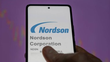 Westlake, Ohio 'da. Bir değiş tokuş ekranında Nordson Şirketi 'nin logosuna yaklaş. Nordson Şirketi hisse senetleri, bir cihazda NDSN $.