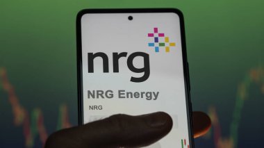 Houston, Teksas. Değiş tokuş ekranındaki NRG Enerji logosuna yaklaş. NRG Enerji Fiyat Hisseleri, NRG $bir aygıt üzerinde.