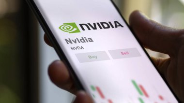 Santa Clara, Kaliforniya. Değiş tokuş ekranında Nvidia 'nın logosuna yaklaş. Nvidia hisse senetleri, bir cihazda NVDA $.