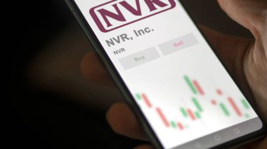 Reston, Virginia. Değiş tokuş ekranındaki NVR Inc. 'nin logosuna yaklaş. NVR, Inc fiyat hisseleri, bir aygıtta NVR $.
