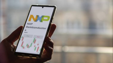 Eindhoven, Hollanda. Değiş tokuş ekranındaki NXP yarı iletkenlerinin logosunu kapat. NXP Yarı iletkenler hisse senetleri, bir aygıt üzerinde NXPI $.