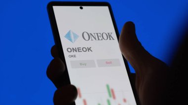 Tulsa, Oklahoma 'da. Bir değiş tokuş ekranındaki ONEOK logosuna yaklaş. ONEOK fiyat hisseleri, bir aygıt üzerinde OKE $.