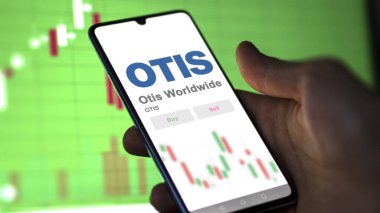 Farmington, Connecticut. Bir değiş tokuş ekranında Otis Worldwide 'ın logosuna yaklaş. Otis dünya çapında hisse senetleri, bir cihazda OTIS $.
