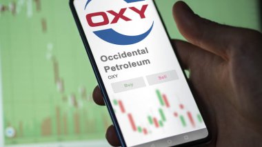 Houston, Teksas. Bir değiş tokuş ekranındaki Occidental Petroleum logosuna yaklaş. Batılı Petrol Fiyat Hisseleri, Bir aygıta OXY $.