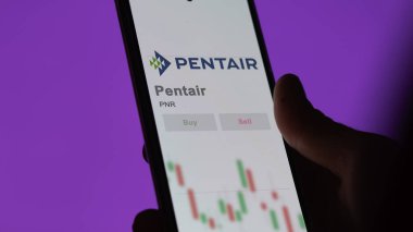 Worsley, Birleşik Krallık. Değiş tokuş ekranındaki Pentair logosuna yaklaş. Pentair hisse senetleri, cihazda PNR $.