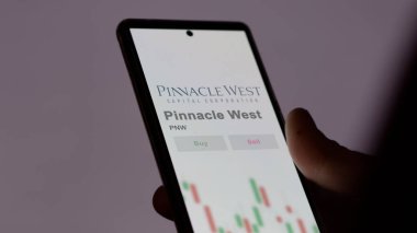 Phoenix, Arizona 'da. Takas ekranındaki Pinnacle West logosuna yaklaş. Zirve Batı fiyat hisseleri, bir aygıt için PNW $.