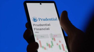Newark, New Jersey. Prudential Finans 'ın logosunu bir değiş tokuş ekranında kapat. Prudential Finansal Fiyat Hisseleri, Bir cihaza $PRU.