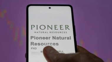 Irving, Teksas. Bir değiş tokuş ekranındaki Pioneer Doğal Kaynaklar logosuna yaklaş. Öncü Doğal Kaynaklar hisse senetleri, bir aygıt üzerinde PXD $.