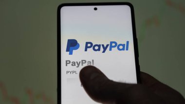 San Jose, Kaliforniya. Takas ekranındaki PayPal logosuna yaklaş. PayPal fiyat hisseleri, bir aygıtta $PYPL.