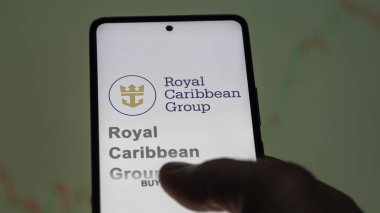 Miami, Florida. Royal Caribbean Grubu 'nun logosuna bir değiş tokuş ekranında yaklaş. Royal Caribbean Group hisse senetleri, cihazda RCL $.