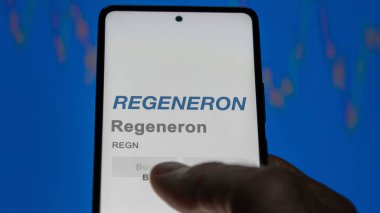 Tarrytown, New York. Değiş tokuş ekranındaki Regeneron logosuna yaklaş. Rejenere fiyat hisseleri, bir aygıt üzerinde REGN $.