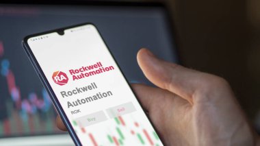 Milwaukee, Wisconsin. Takas ekranındaki Rockwell Otomasyon logosuna yaklaş. Rockwell Otomasyon Fiyat Hisseleri, Bir aygıt için ROK $.