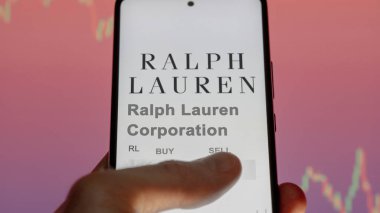 New York, New York. Ralph Lauren Şirketi 'nin logosuna yakın çekim bir değiş tokuş ekranında. Ralph Lauren Şirketi hisse senetleri, cihaza RL dolar..