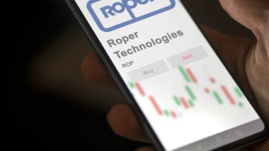 Sarasota, Florida. Roper Teknolojileri 'nin logosunu bir değiş tokuş ekranında kapatın. Roper Teknolojileri hisse senetleri, bir cihaz için ROP $.