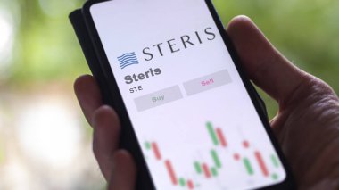 Dublin, İrlanda. Değiş tokuş ekranındaki Steris logosuna yaklaş. Steris fiyat hisseleri, bir cihaza STE $.