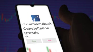 Victor, New York. Takas ekranındaki Constellation Markalarının logosuna yaklaş. Takımyıldızı Markalar hisse senedi fiyatları, bir aygıt üzerinde STZ $.