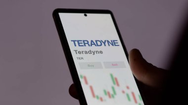 North Reading, Massachusetts. Değiş tokuş ekranındaki Teradyne logosuna yaklaş. Teradyne fiyat hisseleri, bir aygıt için TER $.