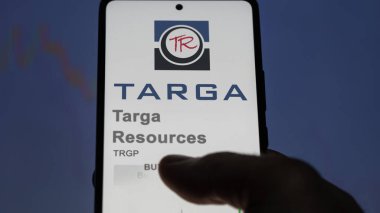 Houston, Teksas. Takas ekranındaki Targa Kaynakları 'nın logosuna yaklaş. Targa Kaynak fiyatları hisse senetleri, bir aygıt üzerinde TRGP $.