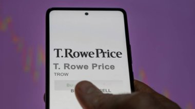 Baltimore, Maryland. Değiş tokuş ekranındaki T. Rowe Price logosuna yaklaş. TRowe Price hisse senetleri, bir cihaza TROW $.