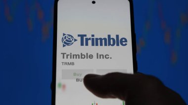 Westminster, Colorado 'da. Bir değiş tokuş ekranında Trimble Şirketi 'nin logosuna yaklaş. Trimble Inc. Fiyat hisseleri, bir aygıta TRMB $.